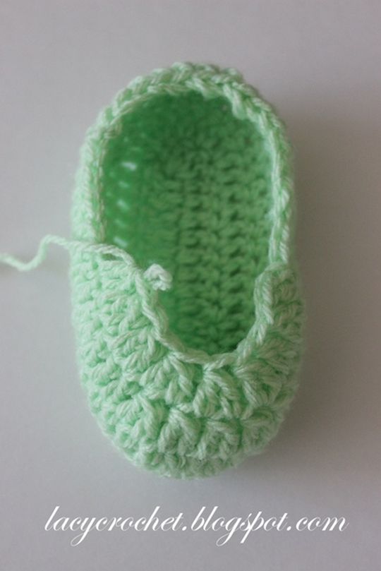 Crochet Baby Booties with Ribbon Bow