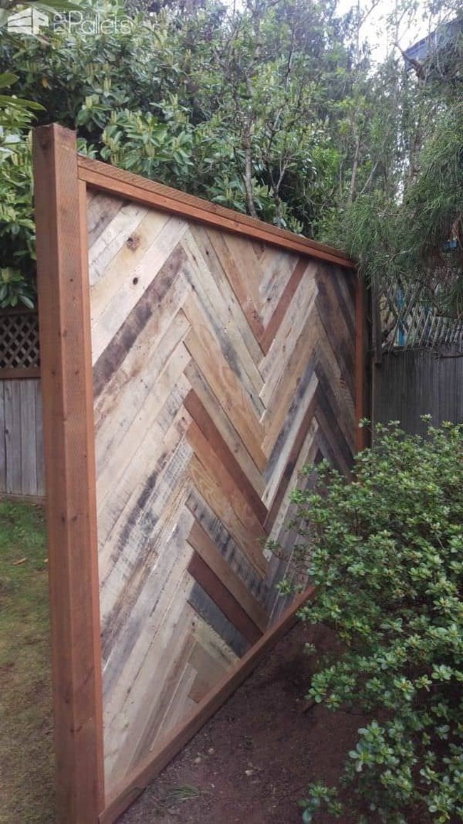 Zigzag Pallet Fence